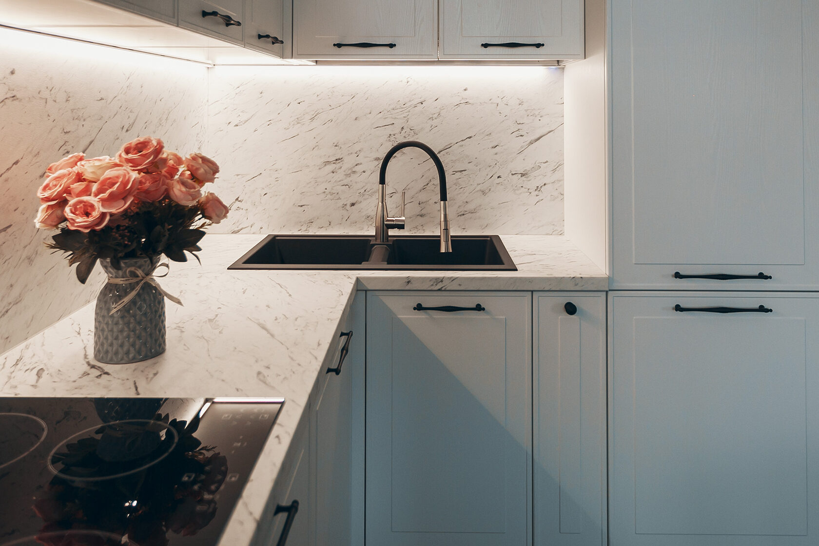 Кухня на заказ в скандинавском стиле с белыми фасадами и мраморной столешницей