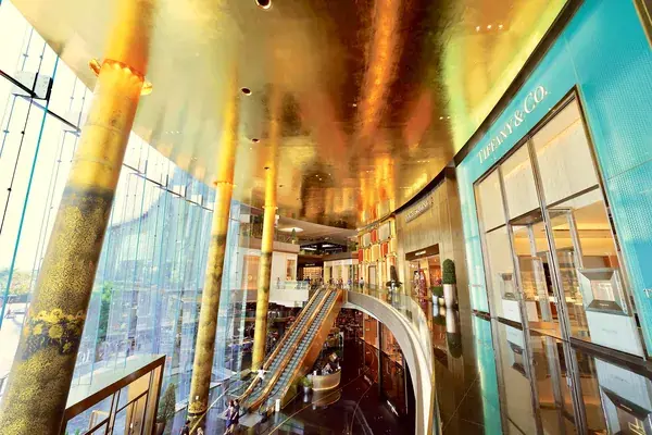 Золотой интерьер ICONSIAM с эскалаторами и бутиками
