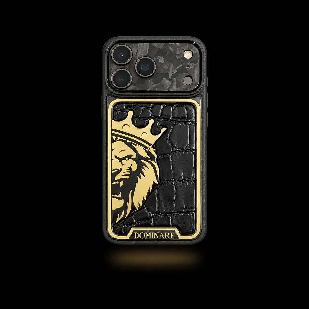 Чехол DOMINARE Lion — Crown для iPhone с чёрной кожей крокодила, золотистым львом и короной