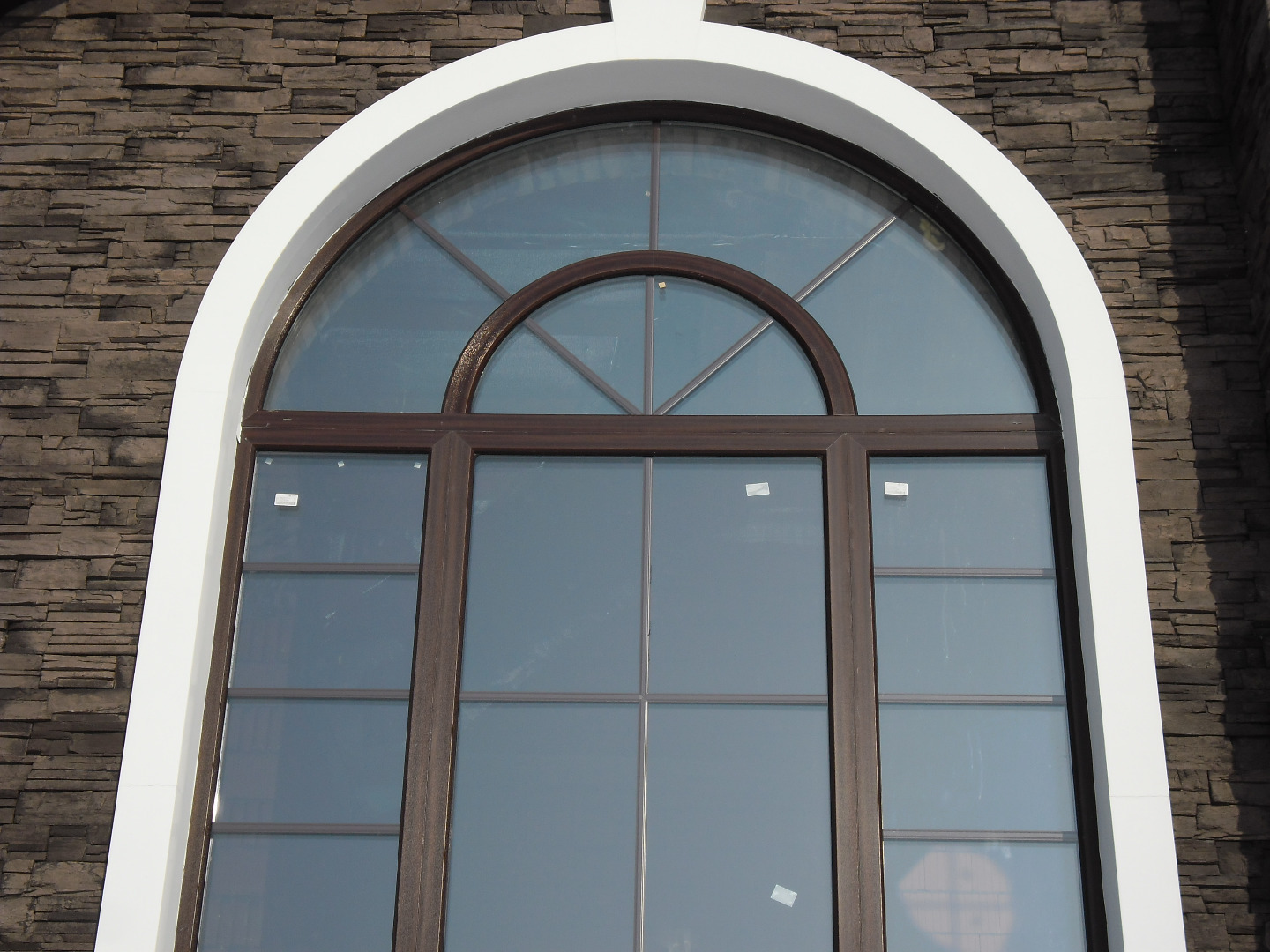 полукруглое окно. арочные откосы альта профиль. отделка арочного окна сайдингом. арочные окна пластиковые. наружная отделка арочных окон.
