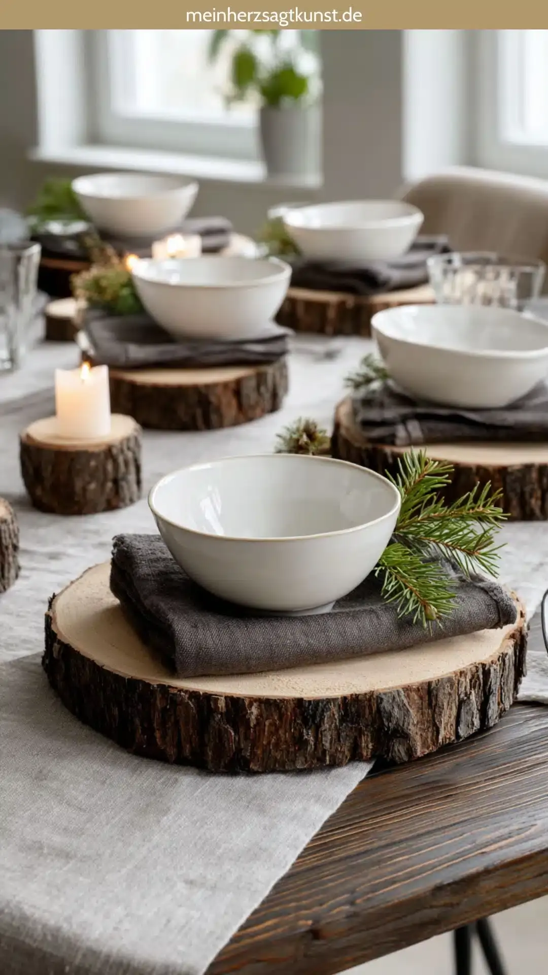 Сервировка стола в деревенском стиле с подставками под стаканы из массива дерева и льняными салфетками антрацитового цвета.