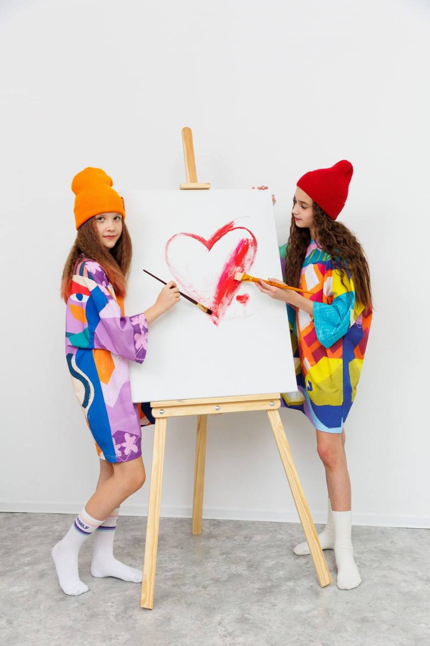 Детская линия Artograph — дети в одежде с художественными принтами у мольберта