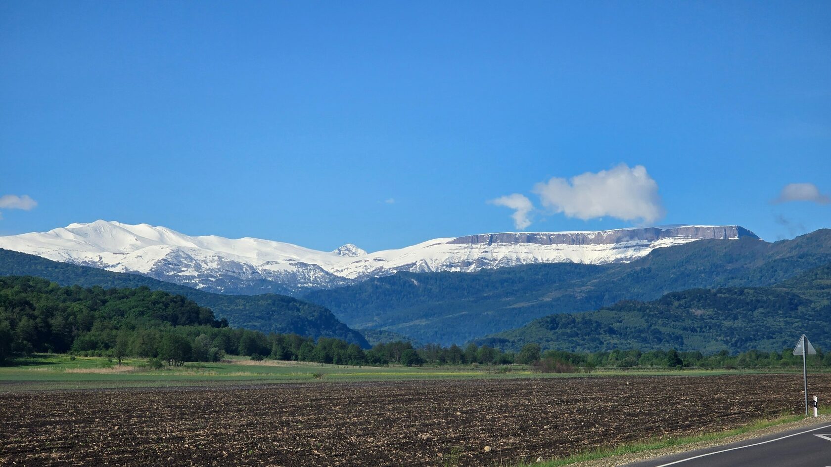 Панорама Кавказских гор в окрестностях Псебая
