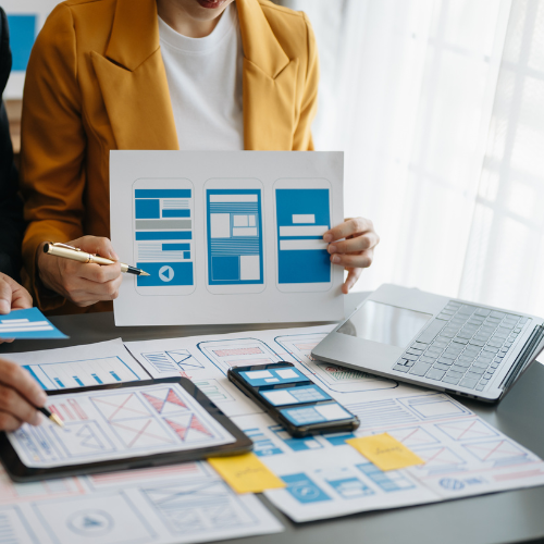 Психологи разрабатывают новые психологические тесты за круглым столом в офисе, обсуждая методики и вопросы для точной оценки психического состояния клиентов.