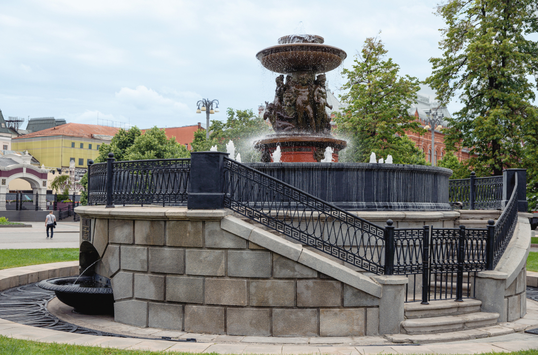 Петровский фонтан на постаменте