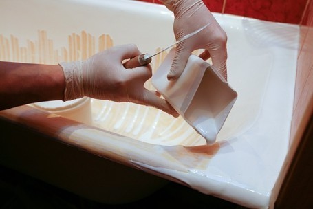 Нанесение жидкого акрила на ванну