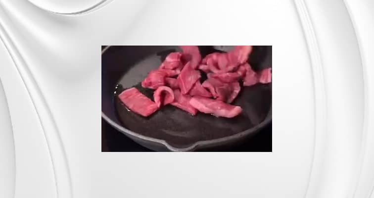 Приготовление шакшуки с мясом, помидорами и фетой: шаг 1