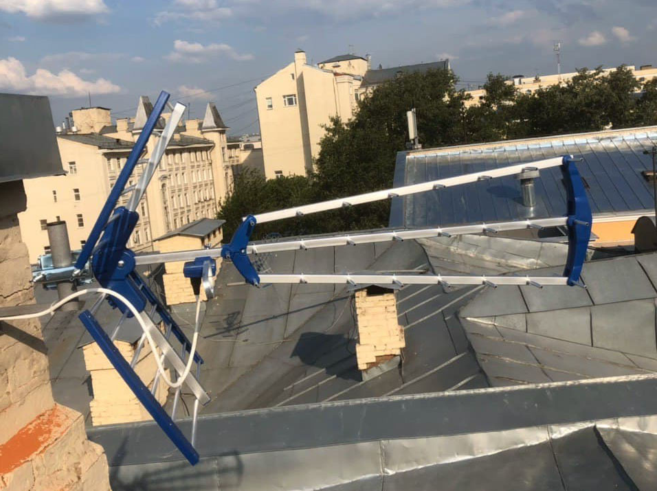 Антенна базовой станции 5g mmwave. Антенна на крыше дома. Базовая станция на кровле. Камера поворотная на крыше. Что устанавливают на крышах домов.