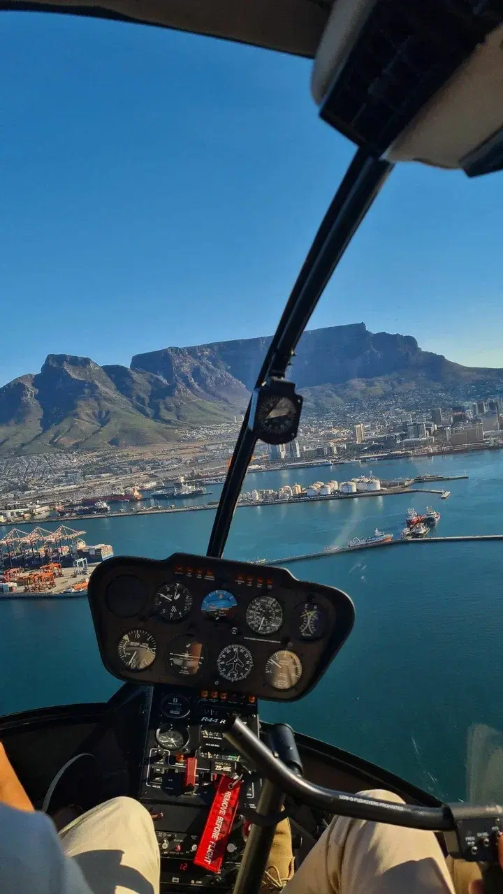 Полет на вертолёте над побережьем Южной Африки