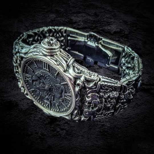 серебряные часы, эксклюзивные часы, дорогие часы из серебра.