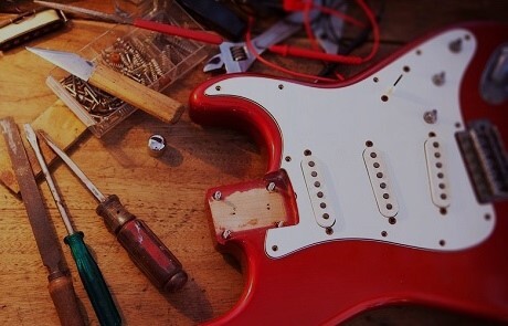 Когда пора нести гитару в мастерскую?