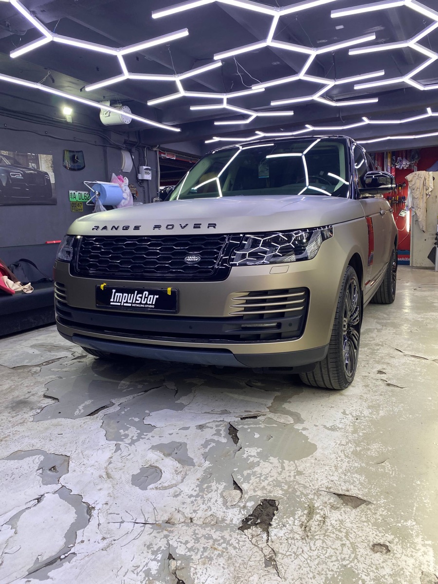 Range Rover после цветной оклейки