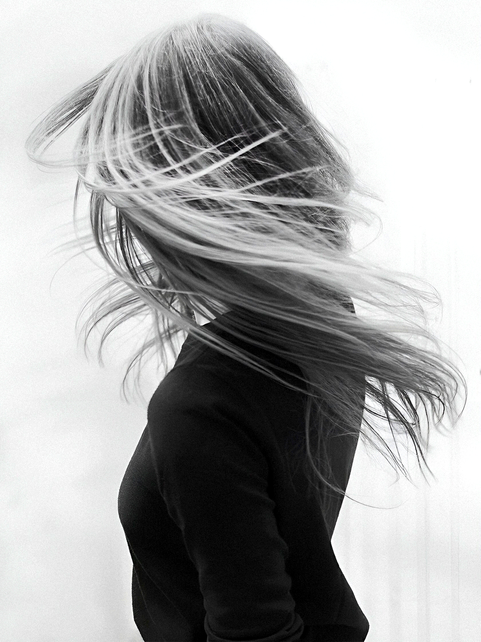 девушка мотает головой и волосы разлетаются