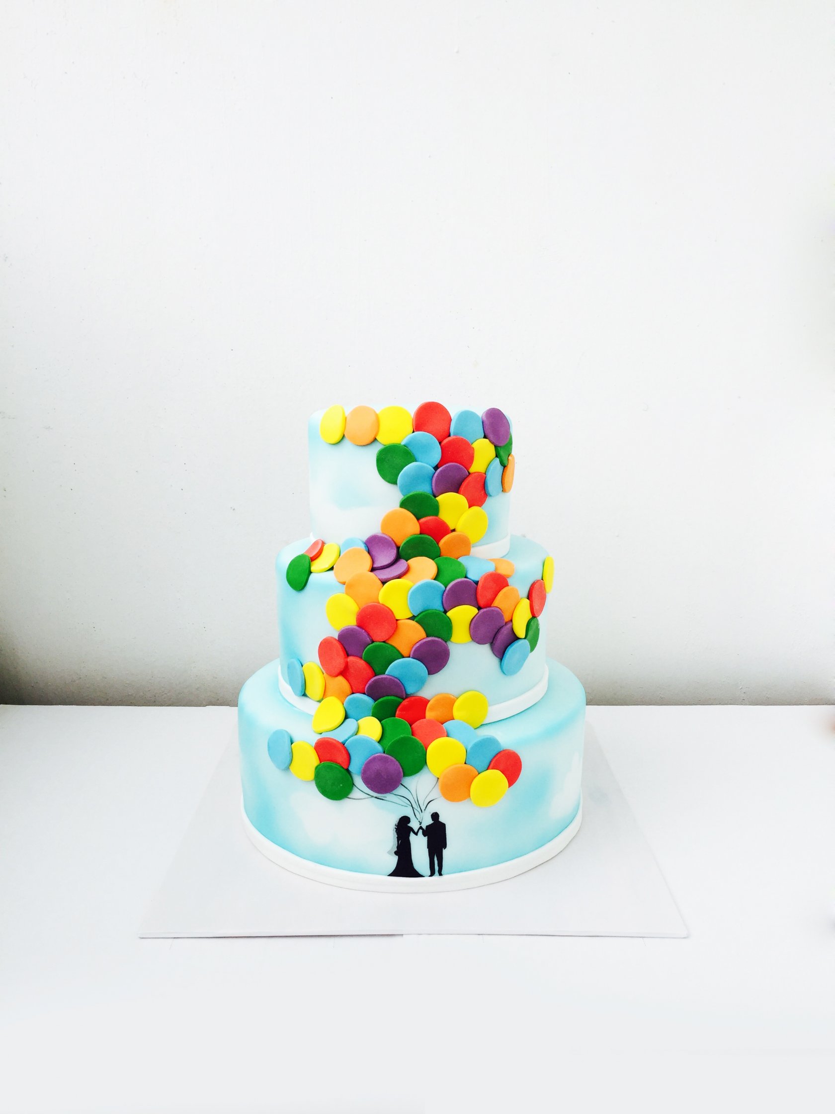 Торт с цветными шарами