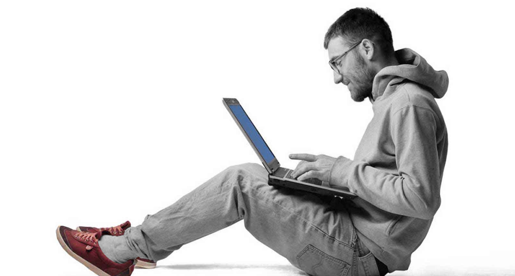 24 часа сидит. Человек за ноутом. Человек сидит с ноутбуком. Человек за ноутбуком на белом фоне. Компьютер и человек.