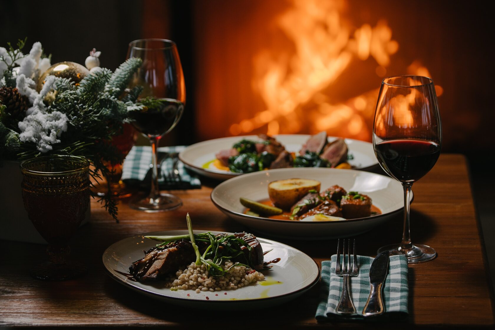 романтический вечер в ресторане у камина