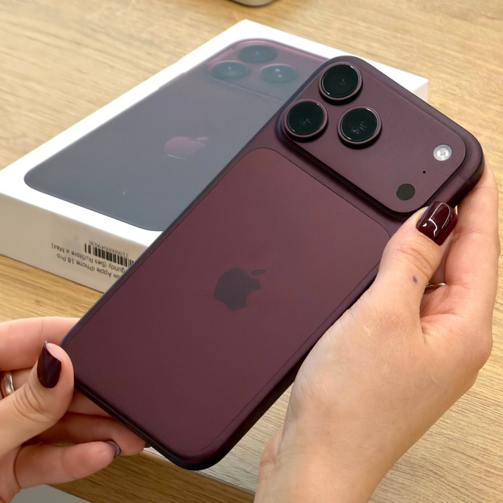 iPhone 18 Pro Burgundy рядом с коробкой