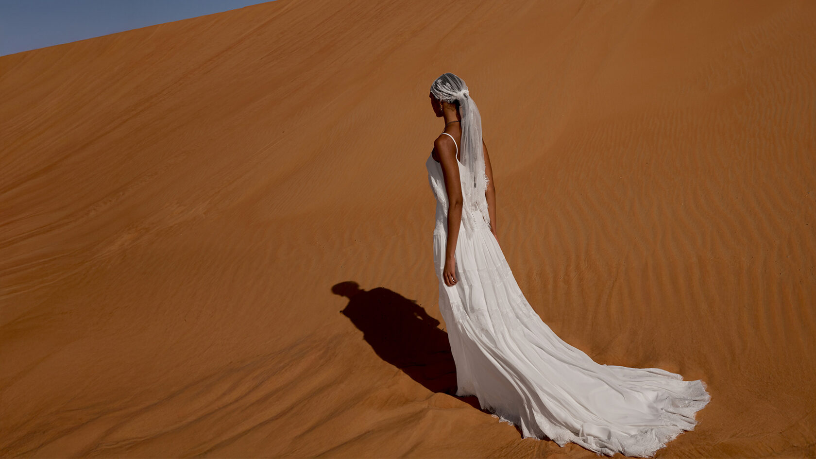 Une robe fluide un corsage moins rigide une doublure douce ou un système de maintien adapté peuvent parfois offrir davantage de confort