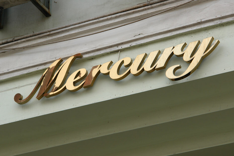 Объемная вывеска под золото для бутика