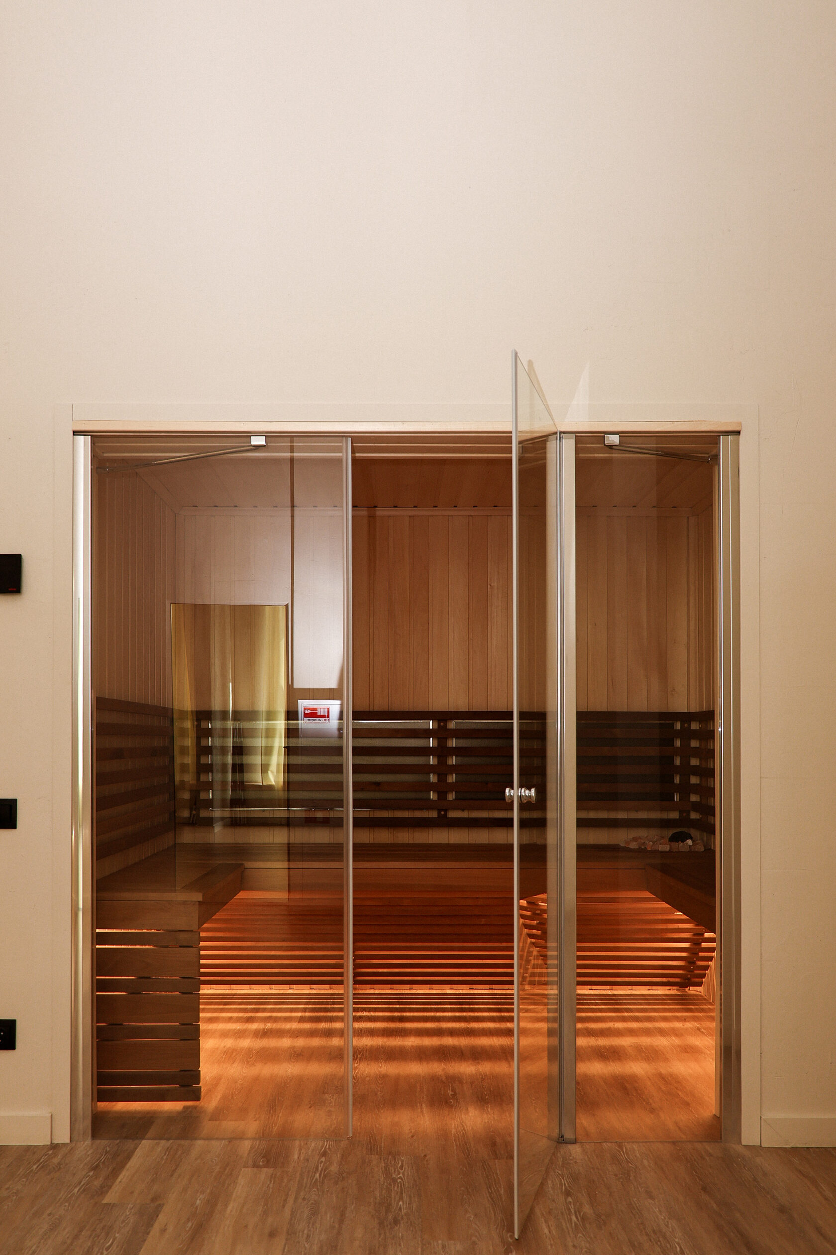 Сауна, интерьер студии фитнеса и йоги для девушек в Нововселье, Парадная 2/13