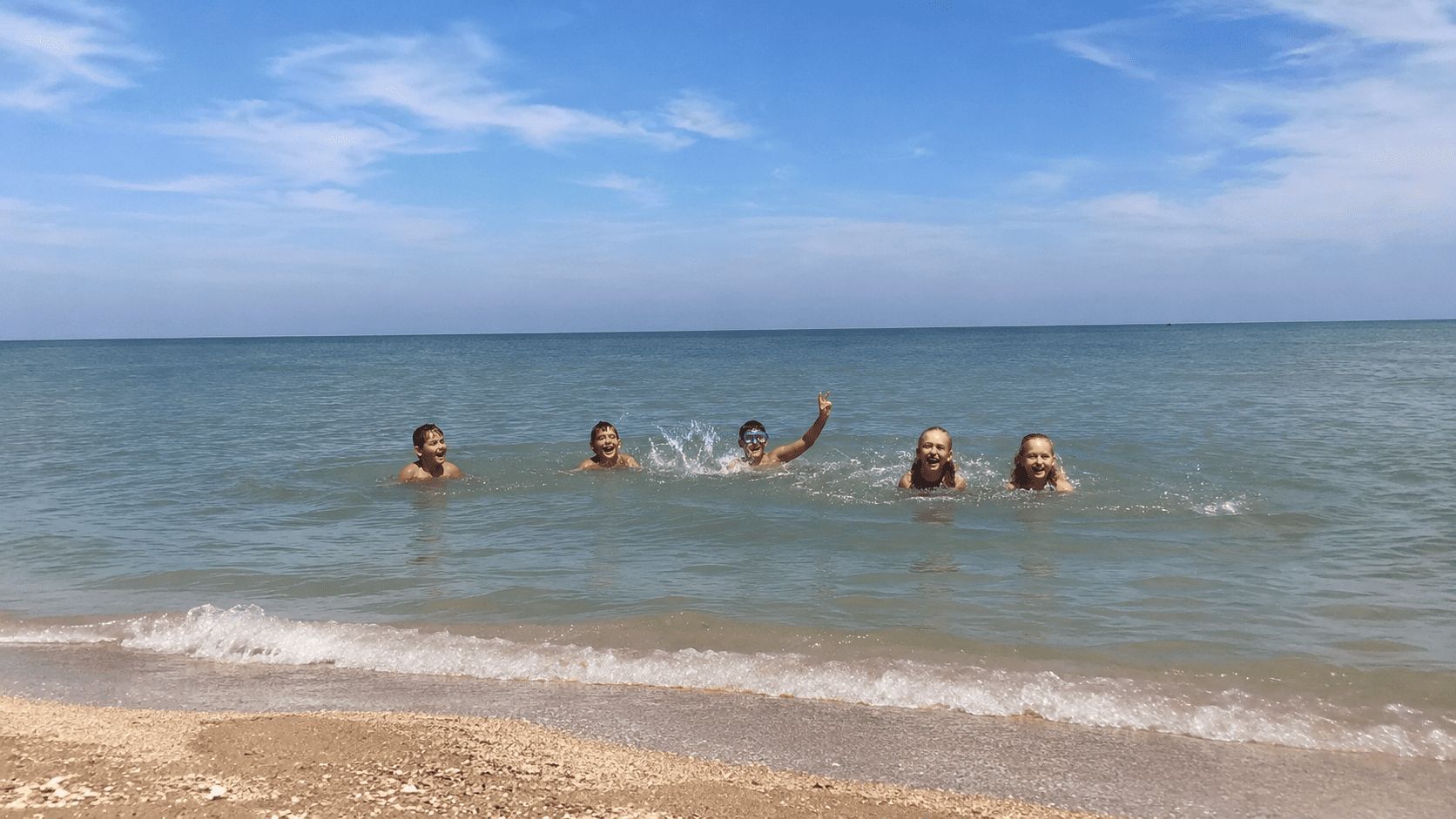 Дети купаются в Азовском море в  Должанской