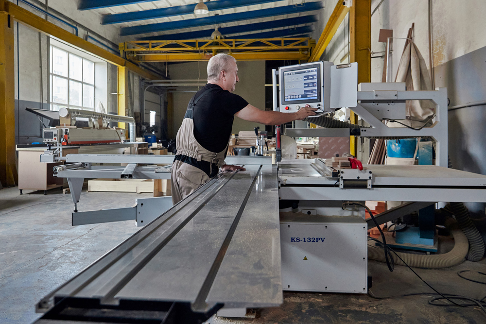 съемка рабочего у станка на производстве