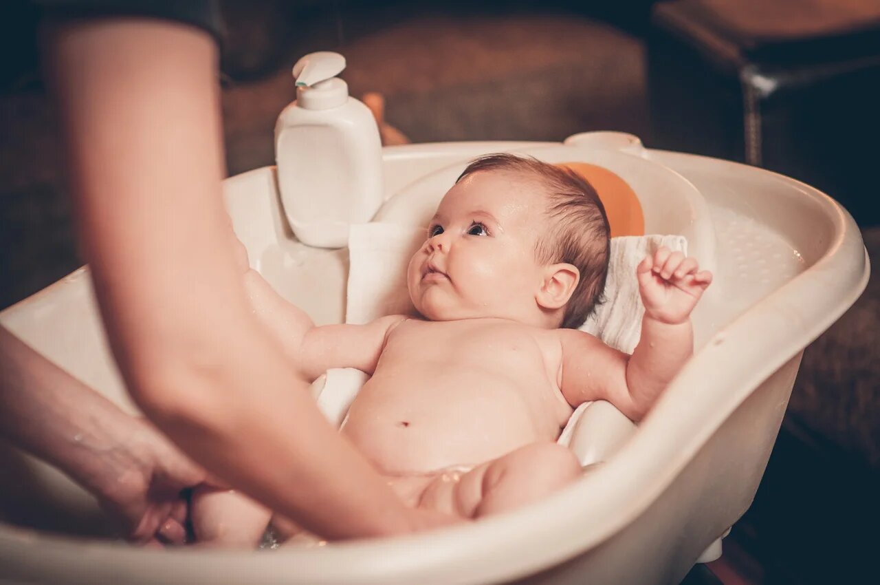 Пуканье новорожденного. Купание малыша. Малыш в ванной. Младенец в ванной.