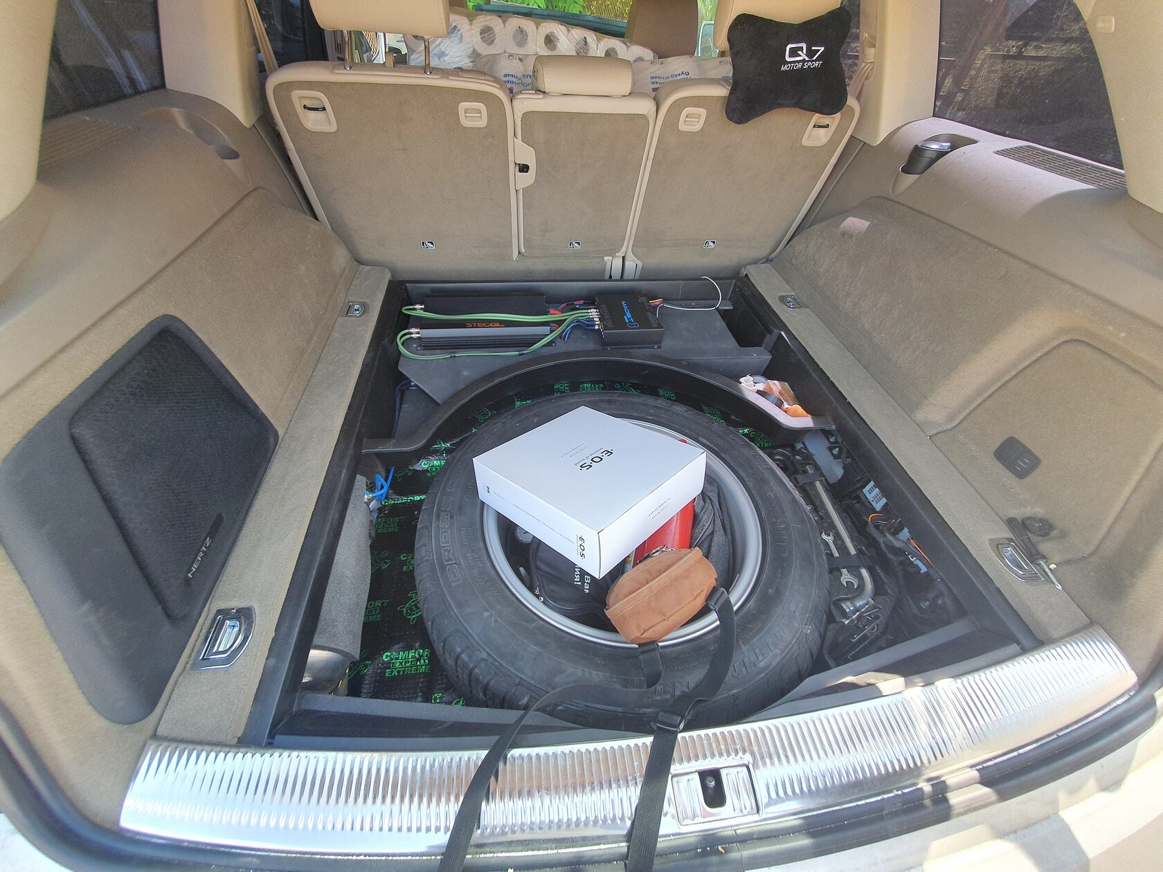 сабвуфер в audi q7  4l