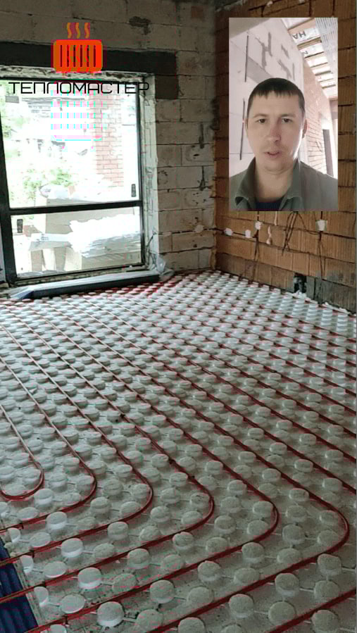 В гостиной уложен теплый пол на маты