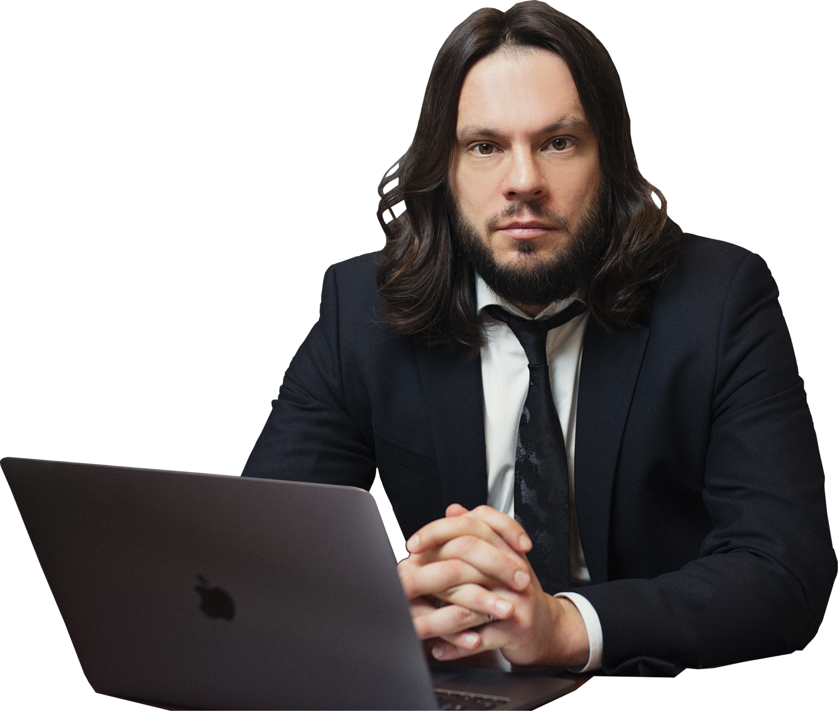 Бородатый мужчина в деловом костюме с ноутбуком