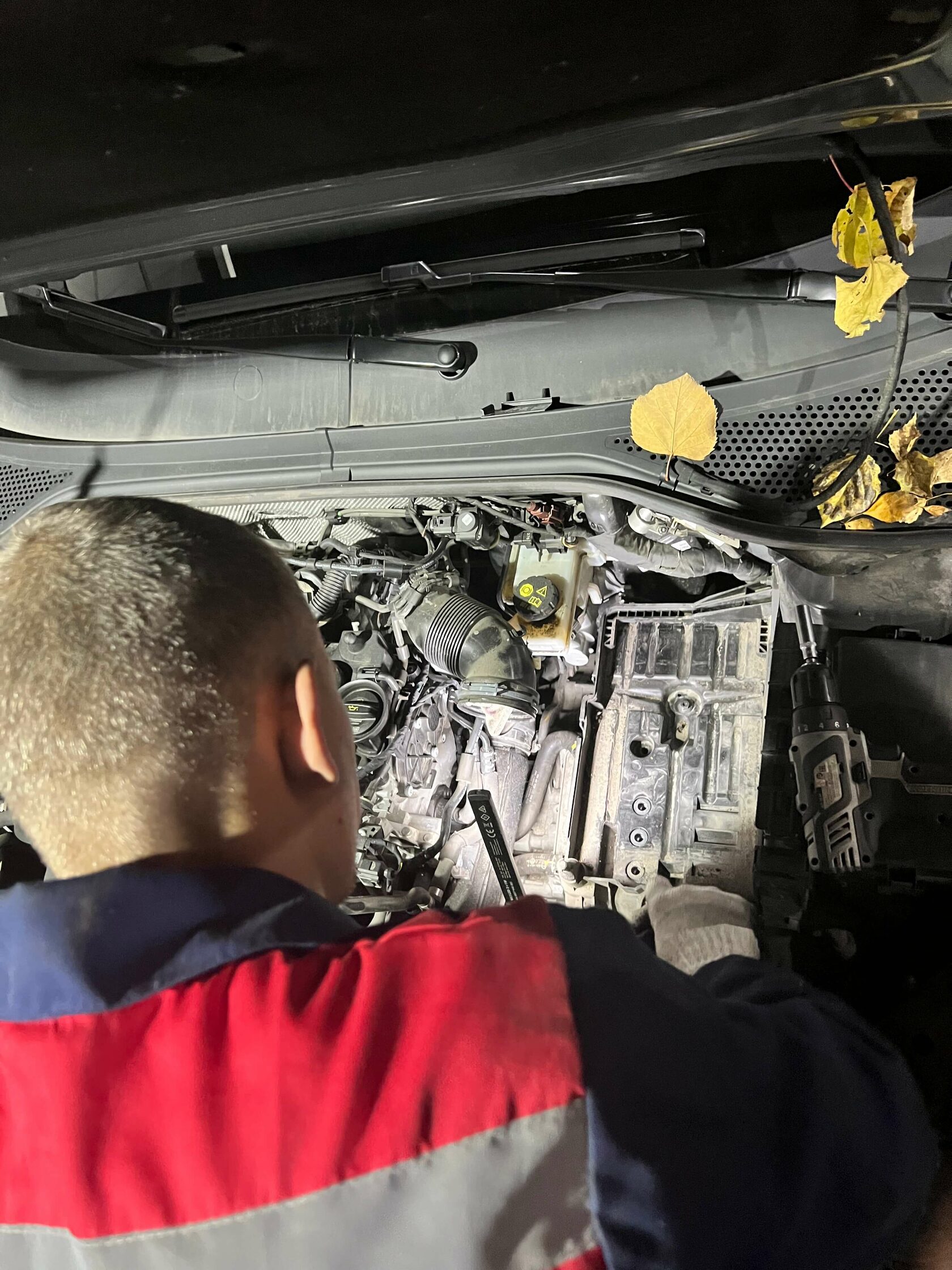 Демонтаж площадки АКБ на VW Passat B8