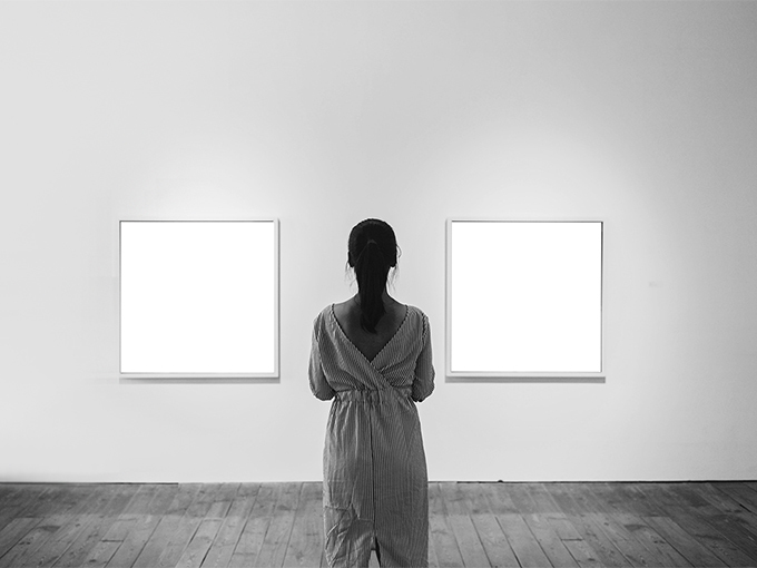 женщина в выборе перед пустой картиной
