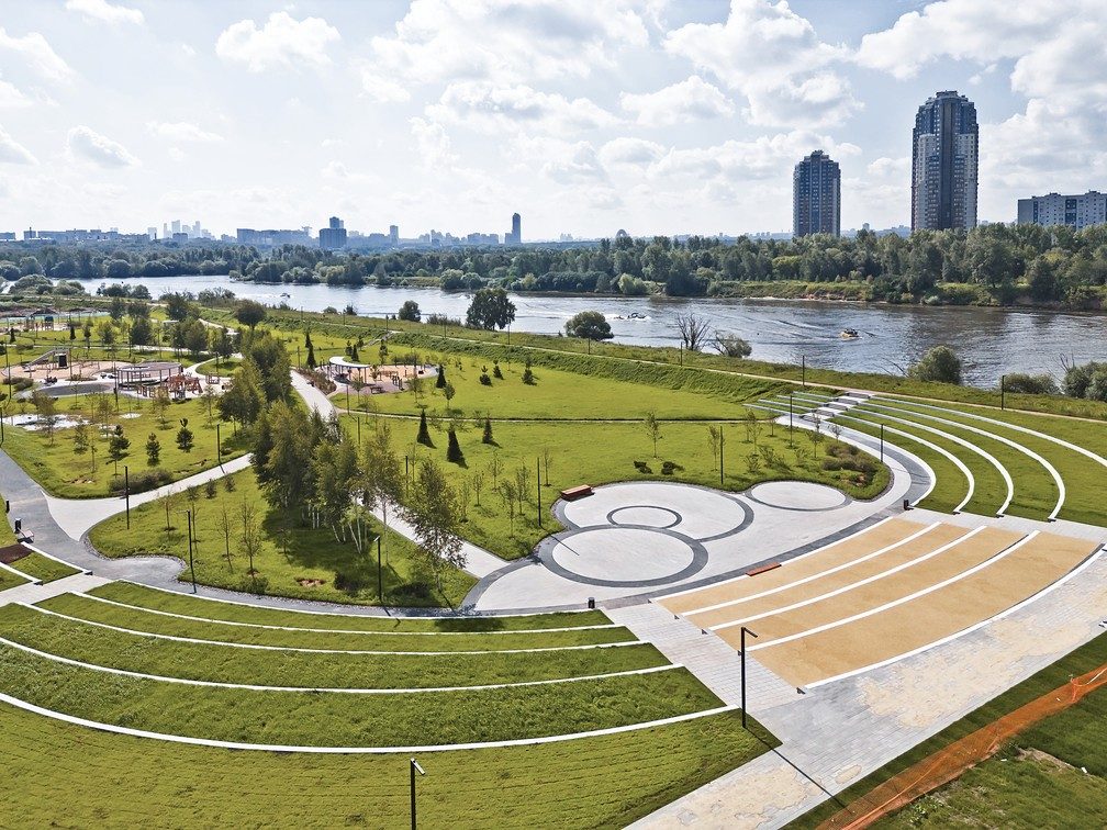 Парк с амфитеатром на берегу Москвы-реки, вид сверху