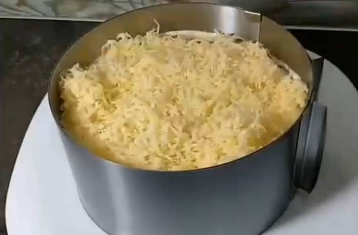 Приготовление слоёного салата со шпротами и свеклой: шаг 8