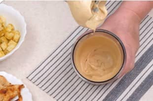 Приготовление салата «Цезарь» с курицей и сухариками: шаг 14