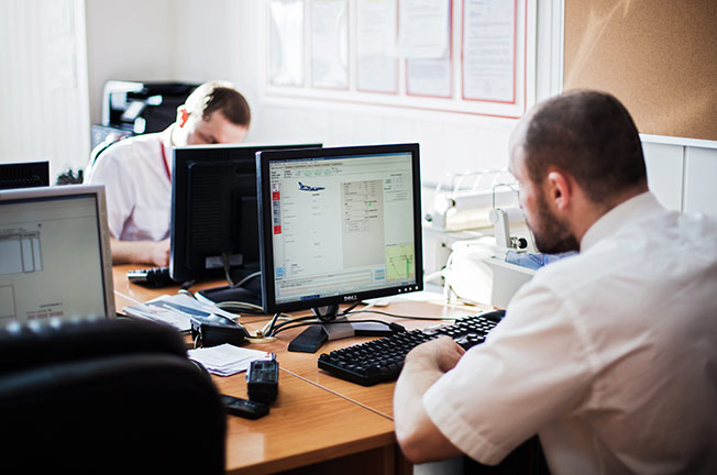 фахівець розраховує центрування літака