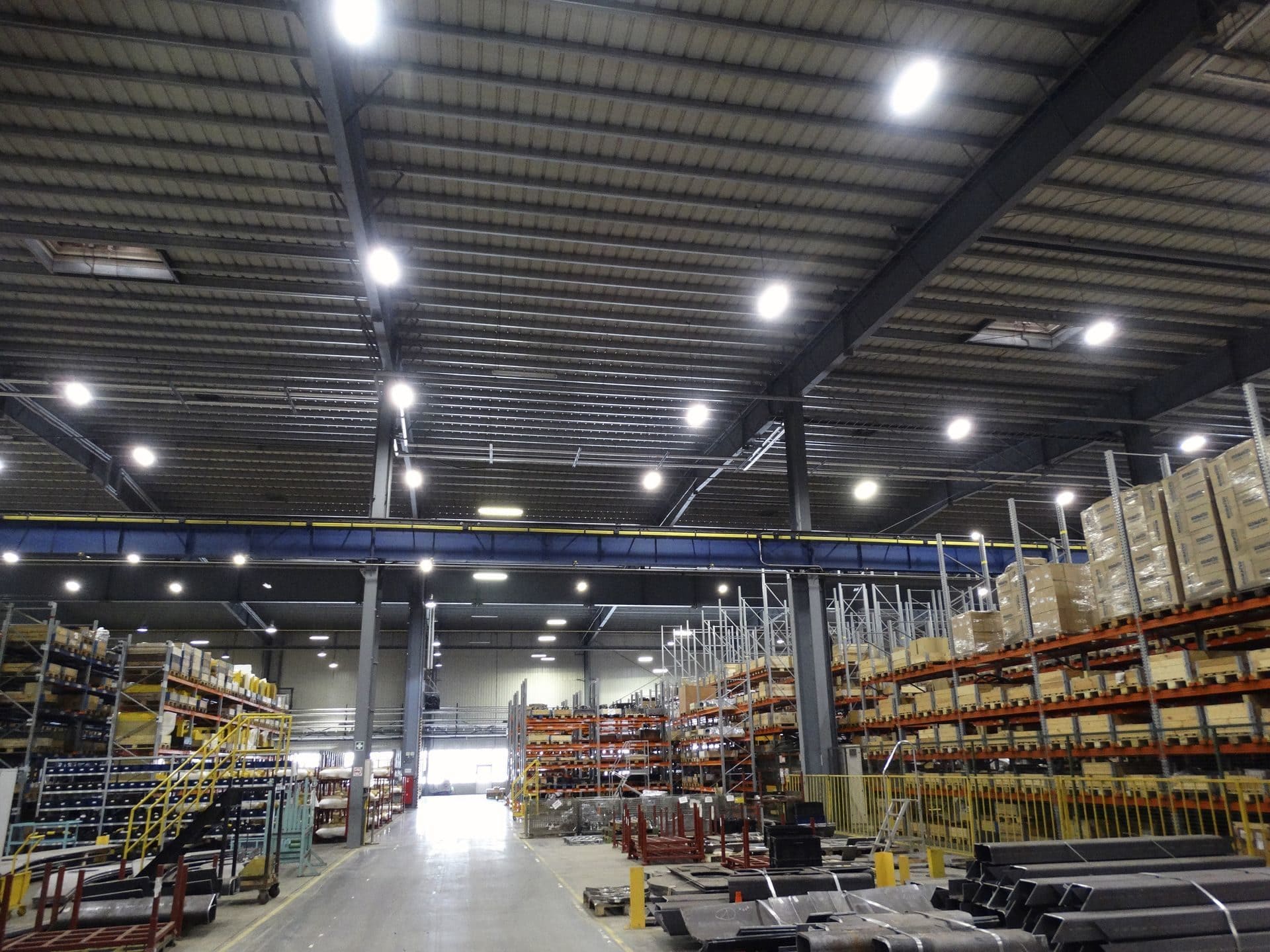 Склада пром. Освещение склада. Светильники для складских помещений. Промышленное светодиодное освещение. Светодиодные светильники для склада.