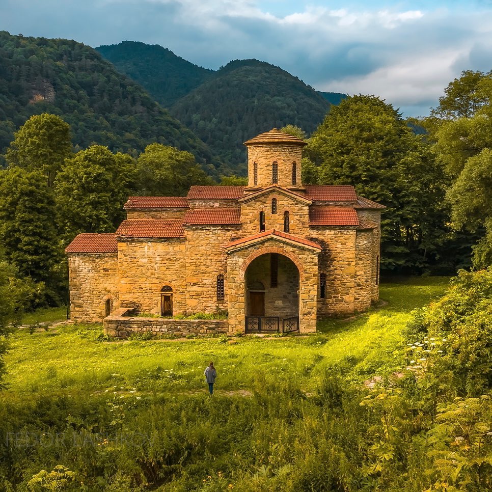 Архыз древний храм