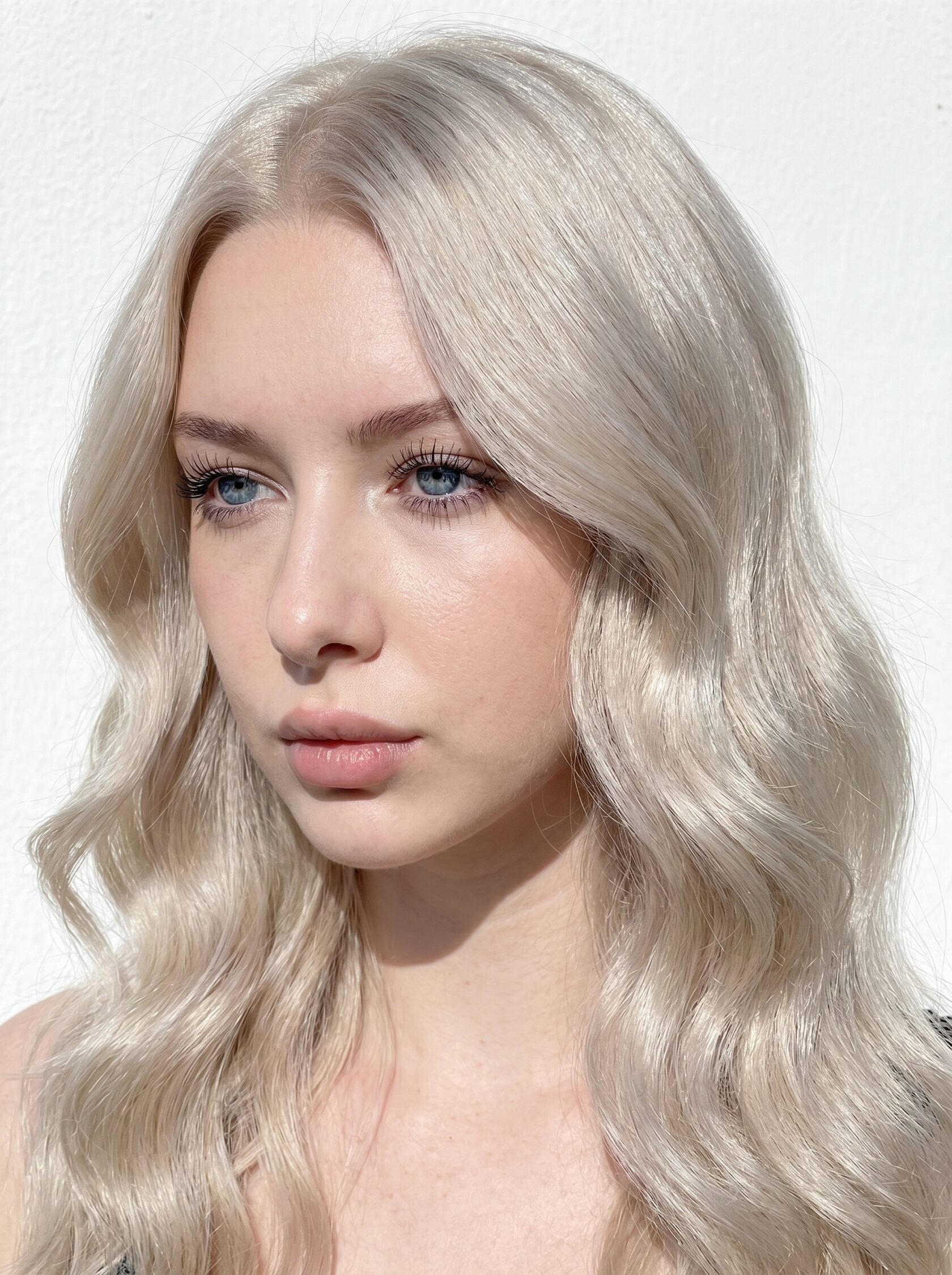 арктический блонд с естественным сиянием волос
