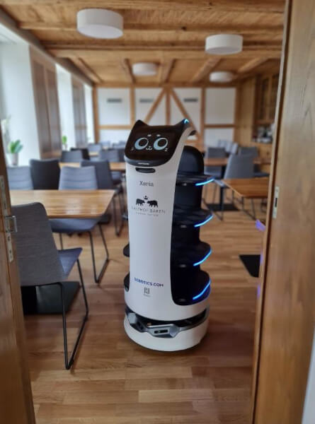 Робот-официант BellaBot развозит блюда на банкете в ресторане