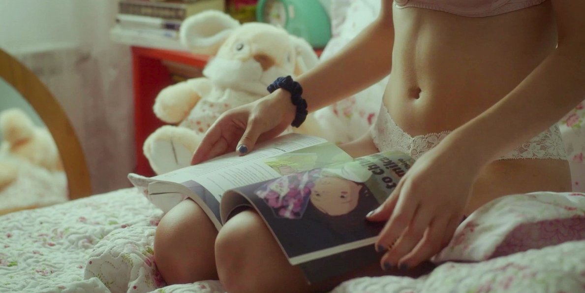 девушка в нижнем белье читает журнал