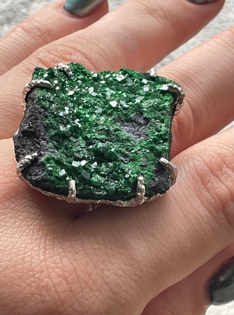 уваровит камень свойства, уваровит камень значение, зеленый уваровит фото, украшения с уваровитом, уваровит из России, натуральные камни