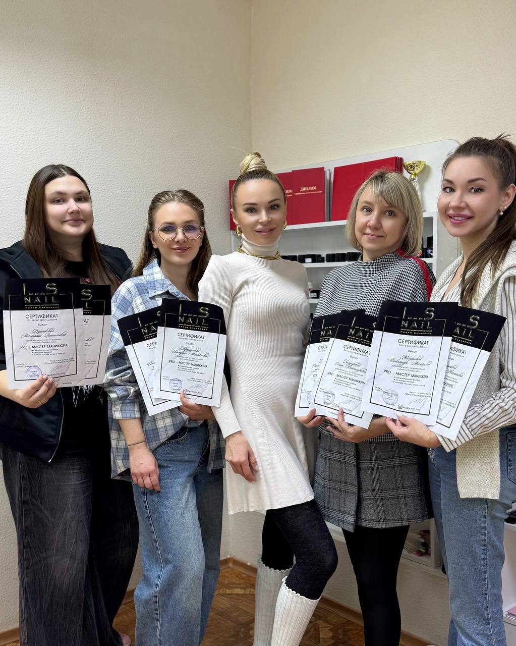 Фото выпуска ISnail: ученицы с сертификатами после обучения, фото 12