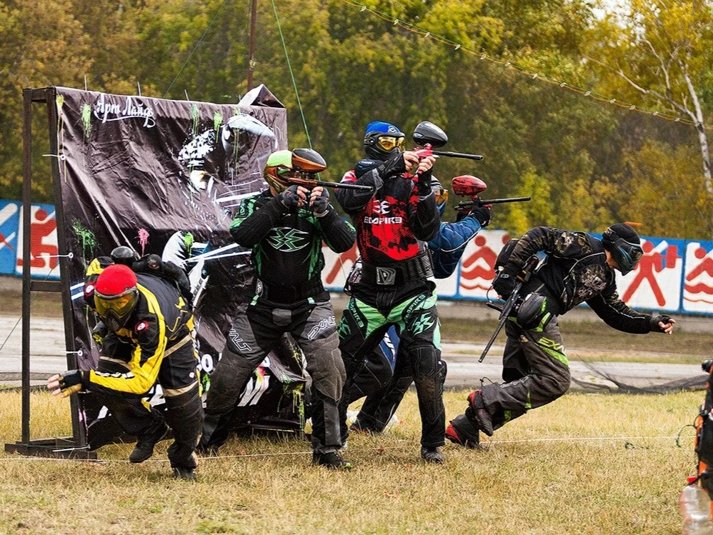 фото парня и девушки на романтическом свидании в публичном месте