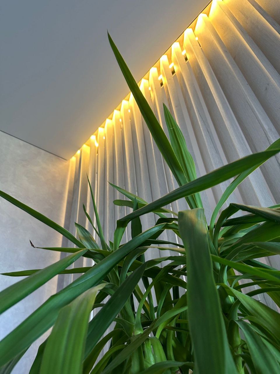 Фото архив реальных работ. Реечные поворотные перегородки в интерьере