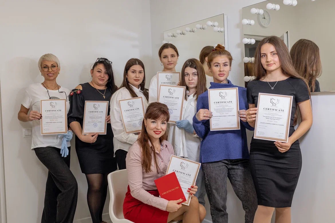 Ученицы Бьюти Академии Анны Белогуровой с документами об обучении