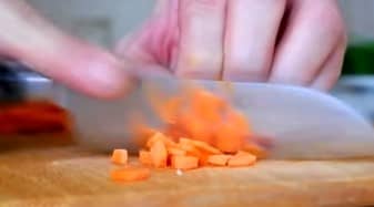 Приготовление ухи из красной рыбы со сливками: шаг 8