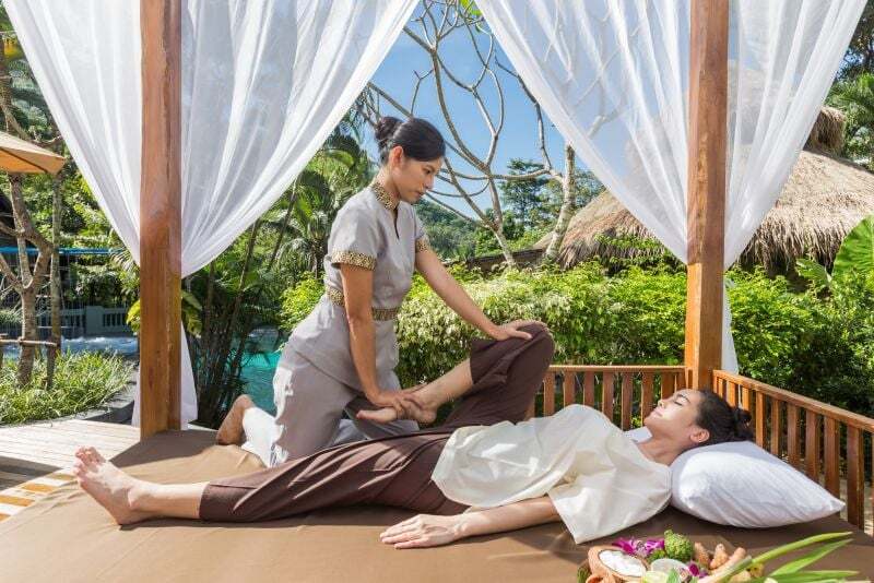 Пхукет славится не только своими белоснежными пляжами, но и уникальными спа-комплексами, которые предлагают незабываемый опыт релаксации. Особое место занимают спа-центры с бассейнами, где вы можете совместить традиционные тайские процедуры с купанием в о