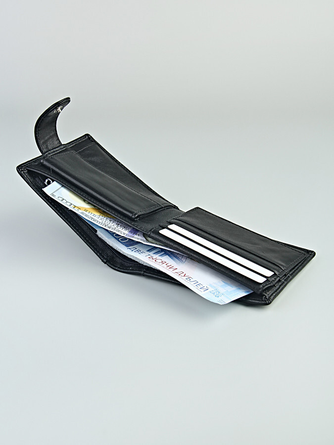 Портмоне мужское. Изделие выполнено из натуральной кожи, закрывается на кнопку.