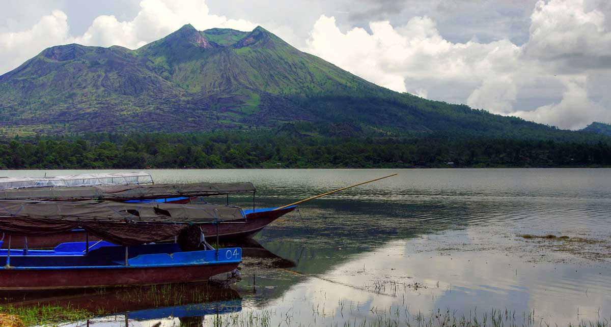 Вид на вершины Кинтамани и озеро Батур на острове Бали, Индонезия